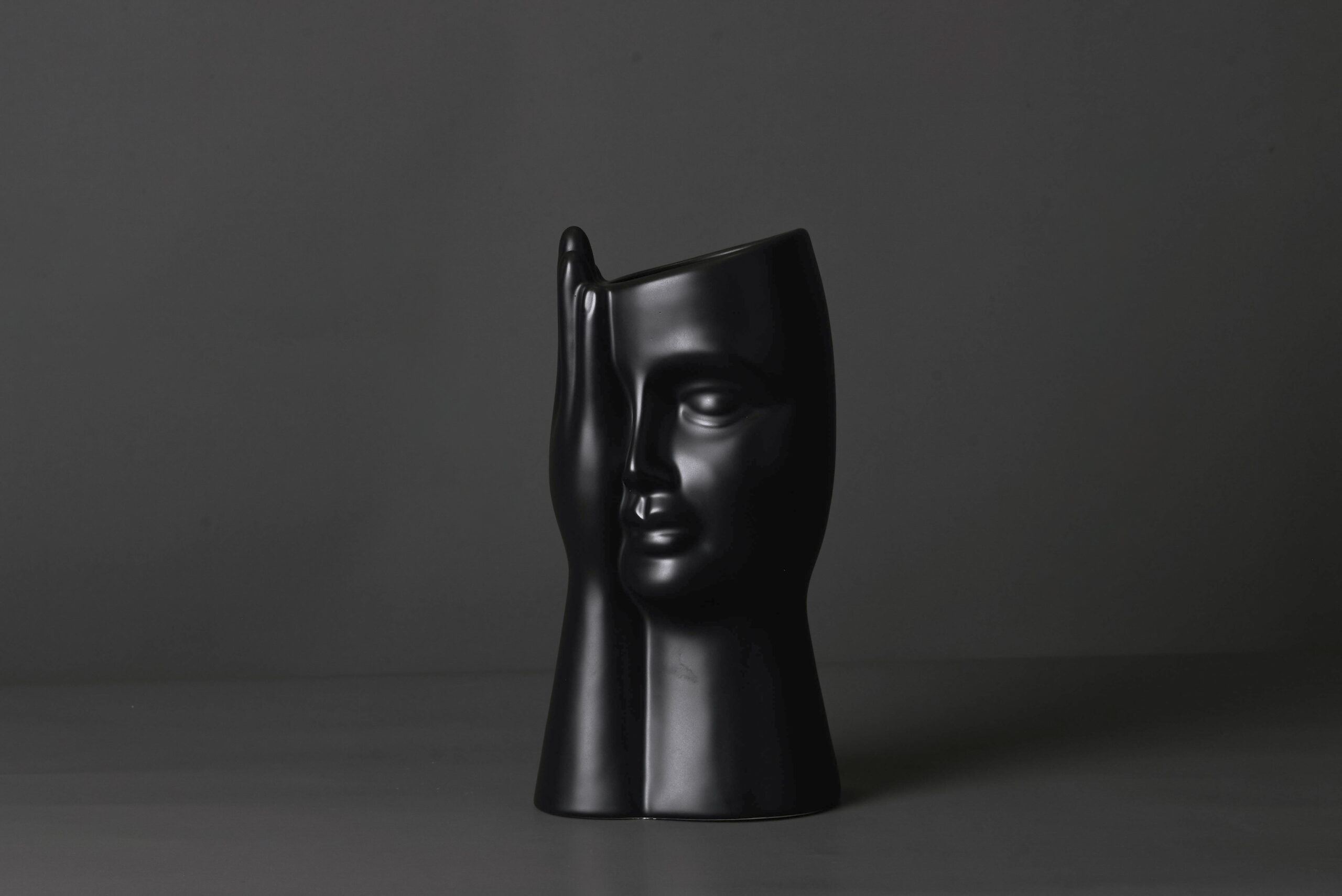 Florero Face Covered negro